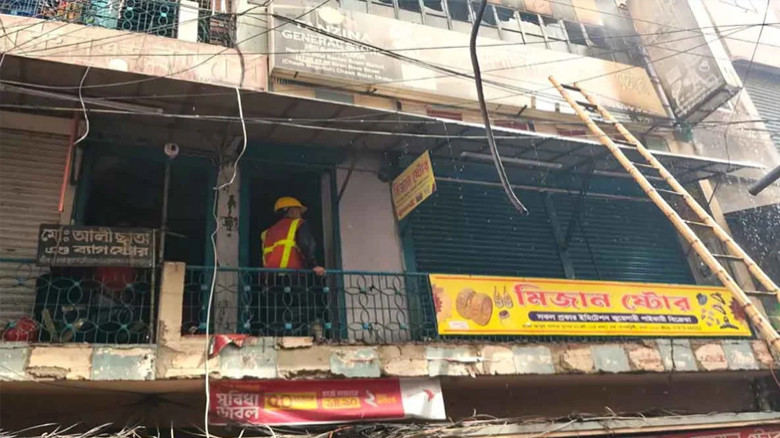 চকবাজারে খাজা মার্কেটের আগুন নিয়ন্ত্রণে