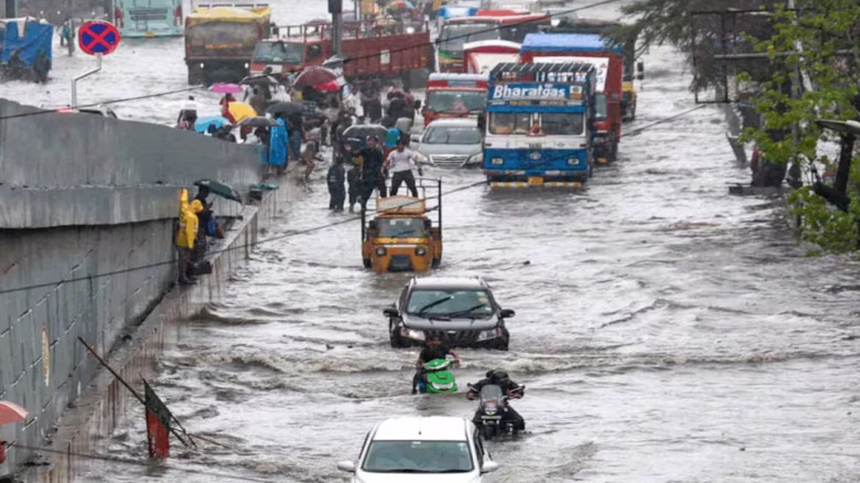 ভারতে টানা ভারি বৃষ্টিতে মৃত্যু ১০, ভূমিধসে বন্ধ মুম্বাই-পুন