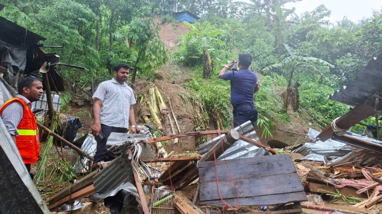 সীতাকুণ্ডে পাহাড়ধসে শিশুর মৃত্যু, আহত মা
