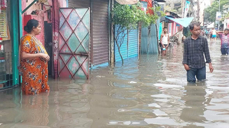 ৯ ঘণ্টার ভারি বৃষ্টিতে ময়মনসিংহ নগরে জলাবদ্ধতা, দুর্ভোগে বাস