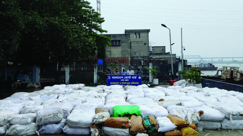 নারায়ণগঞ্জে ২ কোটি ৪০ লাখ টাকার নিষিদ্ধ পলিথিন জব্দ