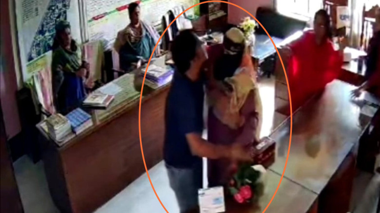 ছাত্রীকে শাসন করায় শিক্ষিকাকে মারধরের অভিযোগ