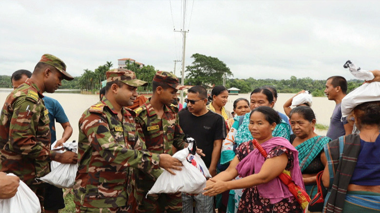 পার্বত্য চট্টগ্রামে দুর্যোগে উদ্ধার ও ত্রাণে সেনাবাহিনী