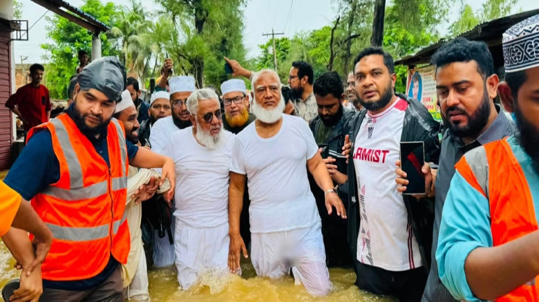 হাঁটুপানিতে নেমে বন্যার্তদের পাশে জামায়াত আমির