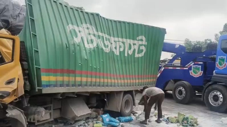 বগুড়ায় ট্রাক-কাভার্ডভ্যান সংঘর্ষে কুরিয়ার সার্ভিসের চালক নিহ