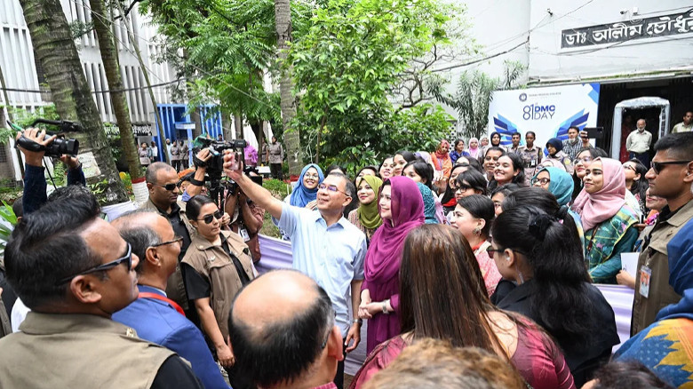 ঢামেকের ৮০ বছর পূর্তি অনুষ্ঠানে প্রধানমন্ত্রী, তুললেন সেলফি