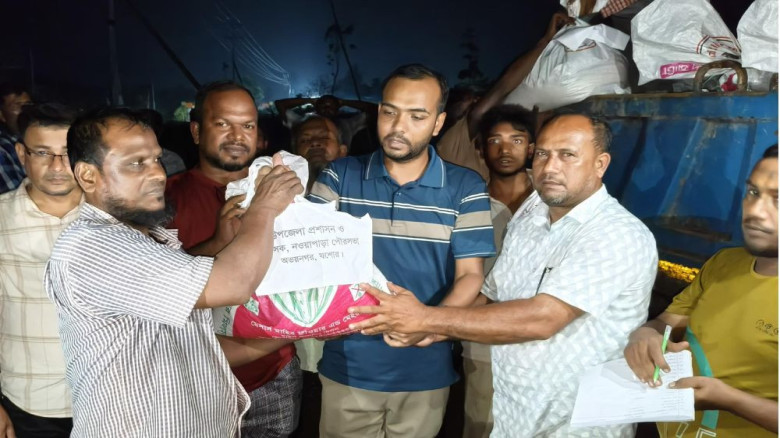 পানিবন্দি তিন শতাধিক পরিবারের খাদ্য সহায়তা পৌঁছে দিলেন ইউএনও