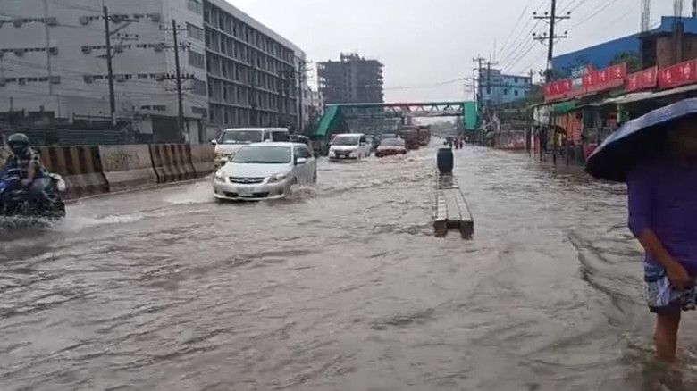 টানা বৃষ্টিতে ঢাকা-টাঙ্গাইল মহাসড়কে হাঁটুপানি, চরম দুর্ভোগ