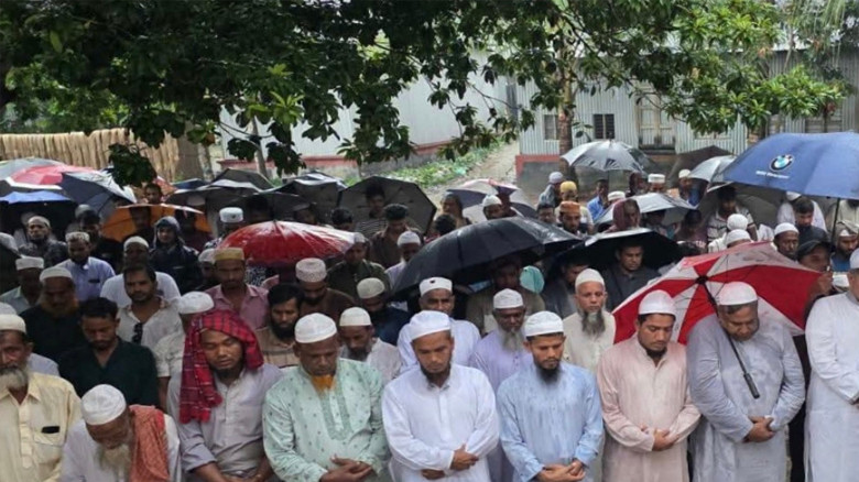 বাসচাপায় নিহত একই গ্রামের তিনজনকে শেষ বিদায়, কান্নায় ভারী সু