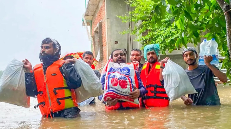 চট্টগ্রামের বন্যার্তদের পাশে ফেনীর শতাধিক স্বেচ্ছাসেবী সংগঠন