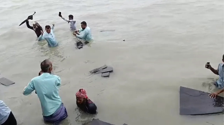 জলাবদ্ধতার ব্যতিক্রমী প্রতিবাদ, ঢাবির মাঠে মাছ ছাড়বে ডাকসু