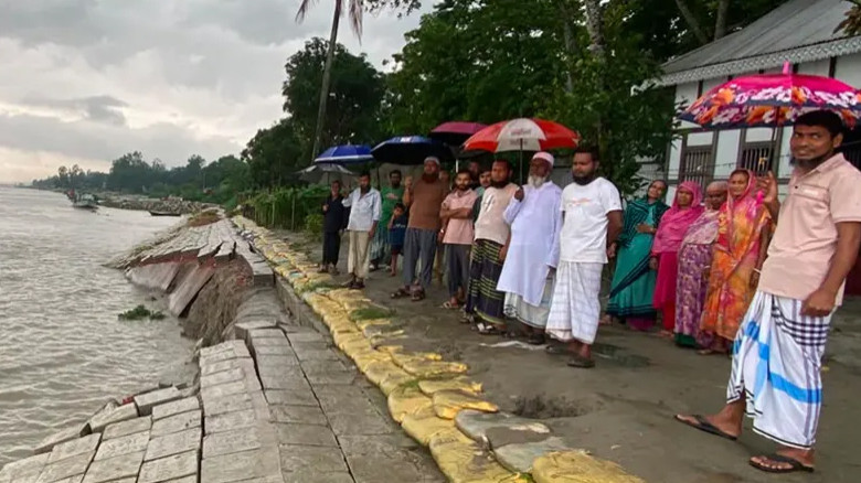দেড় মাসেই ধসে গেল ৫২৭ কোটি টাকার স্থায়ী বাঁধ