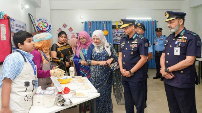 ‘ব্লু স্কাই’ স্কুল পরিদর্শন করলেন বিমানবাহিনী প্রধান