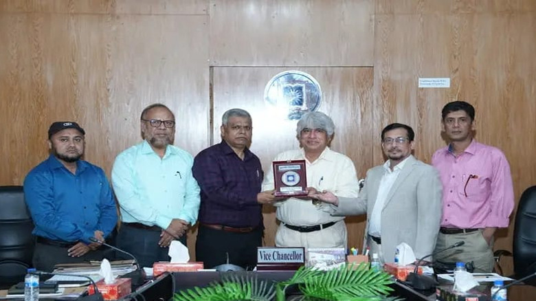 রাবি শিক্ষার্থীদের পরিজন ফাউন্ডেশনের বৃত্তি প্রদান