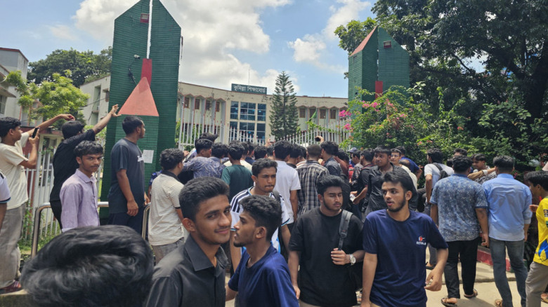 ৩ দাবিতে কুমিল্লা শিক্ষা বোর্ড ঘেরাও, এইচএসসি পরীক্ষার্থীদের