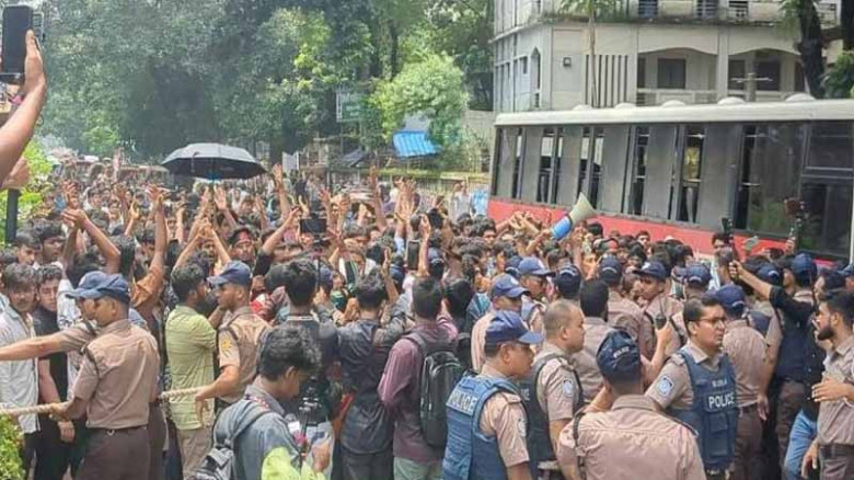 শিক্ষামন্ত্রীর পদত্যাগ দাবিতে ঢাকা বিশ্ববিদ্যালয়, সায়েন্সল্য