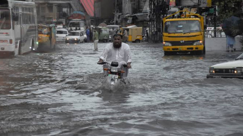 পাকিস্তানে ভারি বৃষ্টিতে বাড়ির ছাদ ধসে নিহত ১১