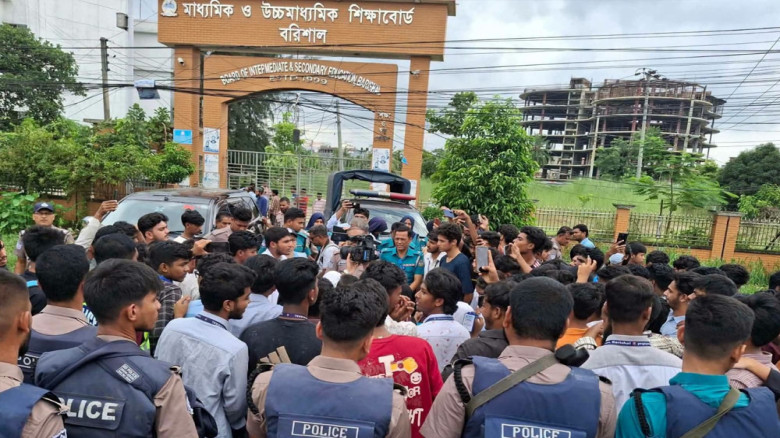 বরিশালে শিক্ষামন্ত্রীর পদত্যাগের দাবিতে মহাসড়ক অবরোধ শিক্ষার