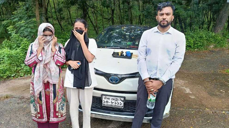 স্বরাষ্ট্র মন্ত্রণালয়ের স্টিকার লাগানো গাড়িতে ৬ হাজার ইয়াবা,