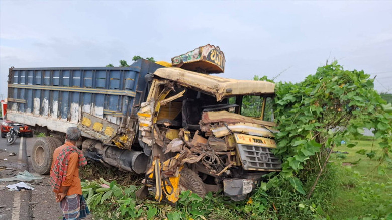 নেত্রকোনায় দুই ট্রাকের মুখোমুখি সংঘর্ষ, চালক নিহত ও আহত ২