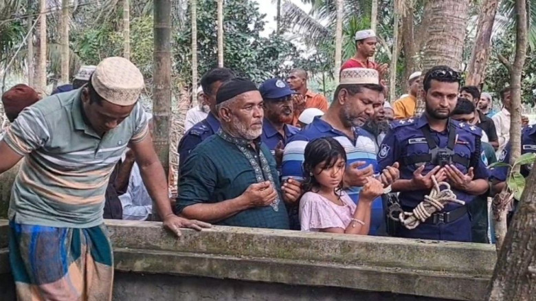 প্যারোলে মুক্তি পেয়ে মায়ের জানাজায় অংশ নিলেন যুবলীগ নেতা