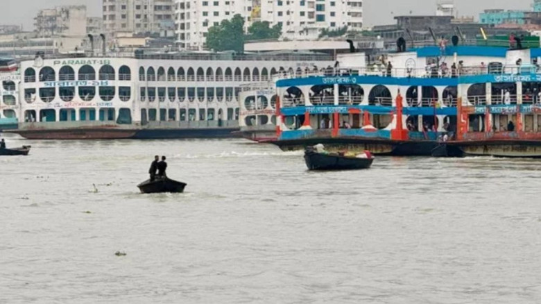 সদরঘাটে লঞ্চের ধাক্কায় ট্রলার ডুবি, নিখোঁজ ২