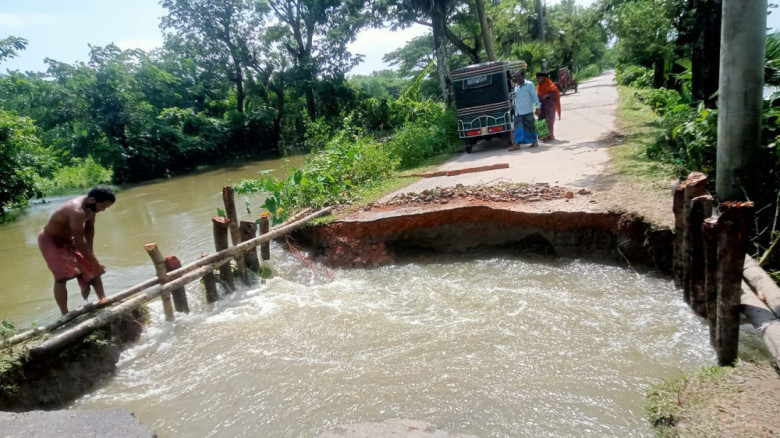 পানির তোড়ে সড়ক খালে বিলীন, ৪ দিন ধরে যোগাযোগ বিচ্ছিন্ন ৫ গ্র