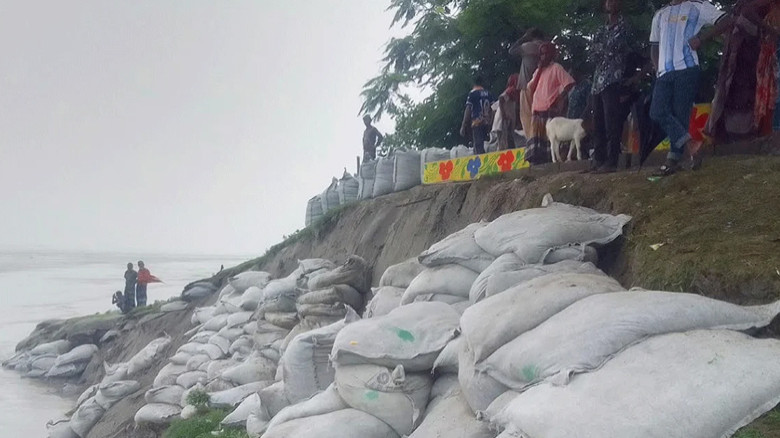 যমুনার ভাঙনে বগুড়ায় বিলীন হচ্ছে ফসলি জমি ও বসতভিটা