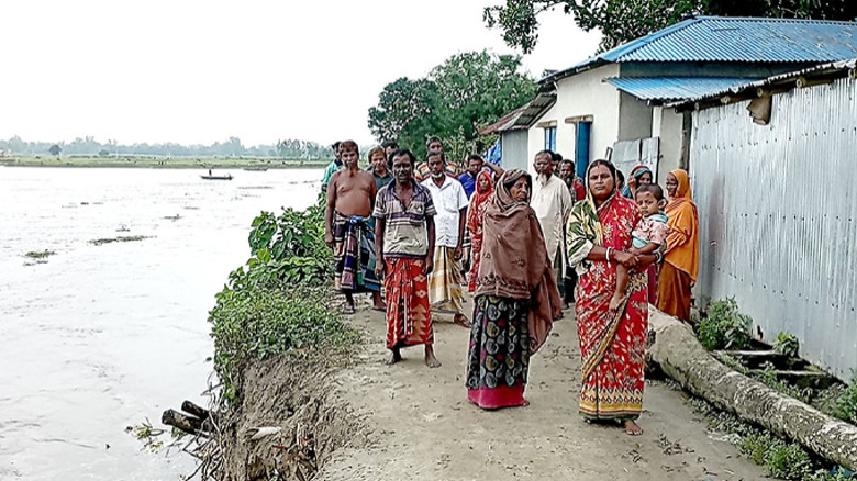 বাড়ছে করতোয়ার পানি, আতঙ্কে আশ্রয়ণের শতাধিক পরিবার