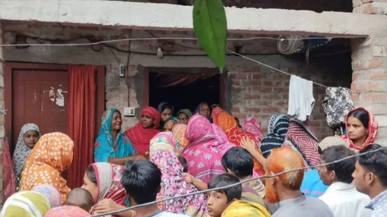 বিদ্যুৎস্পর্শে মা-মেয়েসহ তিনজন নিহত