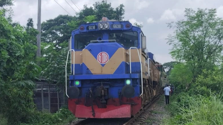 ৮ ঘণ্টা পর স্বাভাবিক রাজশাহীর রেল যোগাযোগ