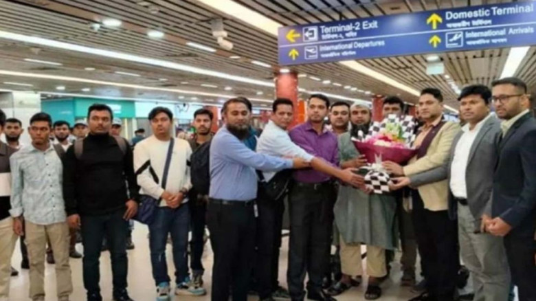 ৪ মাসের অনিশ্চয়তা শেষে দেশে ফিরলেন বিএসসির ১৭ নাবিক