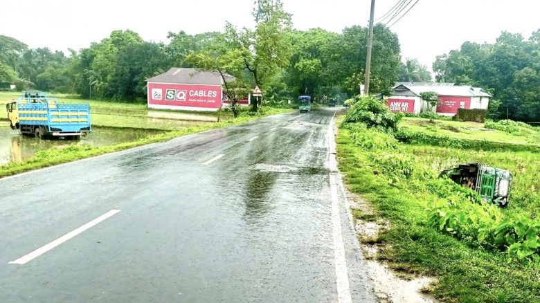 বারহাট্টায় সড়ক দুর্ঘটনা, ট্রাকের ধাক্কায় প্রাণ গেল ব্যবসা