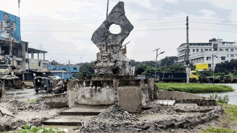 জেলা প্রশাসনের সিদ্ধান্তের নিন্দা, হামিদুর রহমানের ভাস্কর্য 