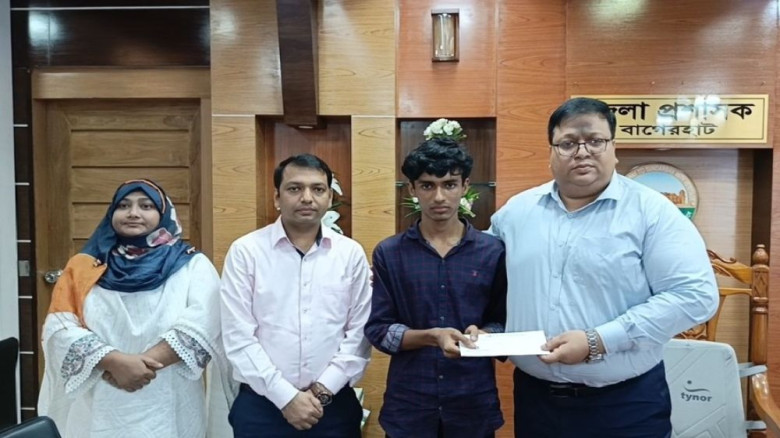 ইসমাইল ইকনের হাতে নগদ অর্থ, চেক ও খাদ্যসামগ্রী তুলে দিল জেলা