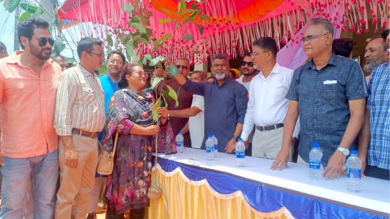 নওগাঁয় কৃষকদলের বৃক্ষরোপণ কর্মসূচি, বিতরণ হলো ১,৪০০ চারা