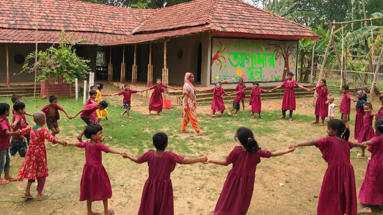 পাহাড়িয়াপাড়ার মাটির পাঠশালা বদলে দিচ্ছে শিক্ষার চিত্র