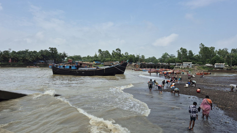 সন্দ্বীপ চ্যানেলে বারবার নৌচলাচল বন্ধ, ভোগান্তিতে চার লাখ মা