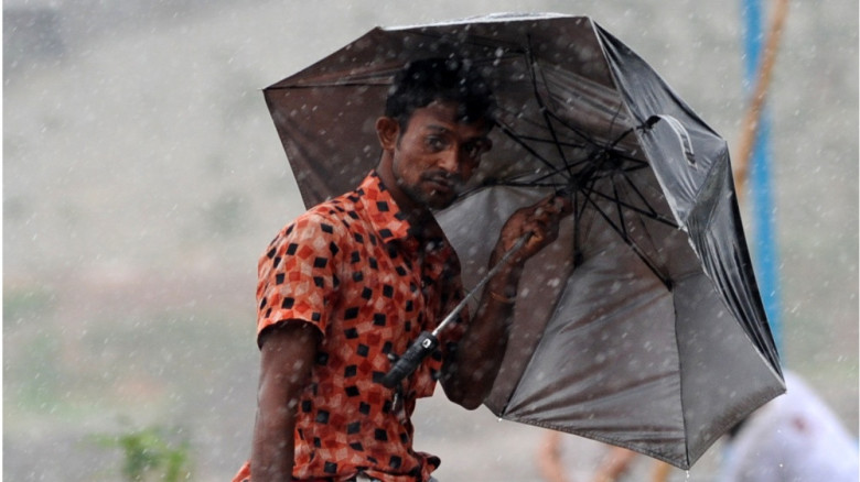 গভীর নিম্নচাপের প্রভাবে বাড়ছে বৃষ্টি, সতর্ক আবহাওয়া অফিস