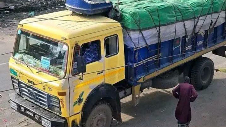 মাছ কিনতে গিয়ে ট্রাকচাপায় প্রাণ গেল বাসচালকের