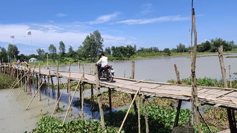 ৫০ হাজার মানুষের যাতায়াতের একমাত্র ভরসা নড়বড়ে কাঠের সাঁকো