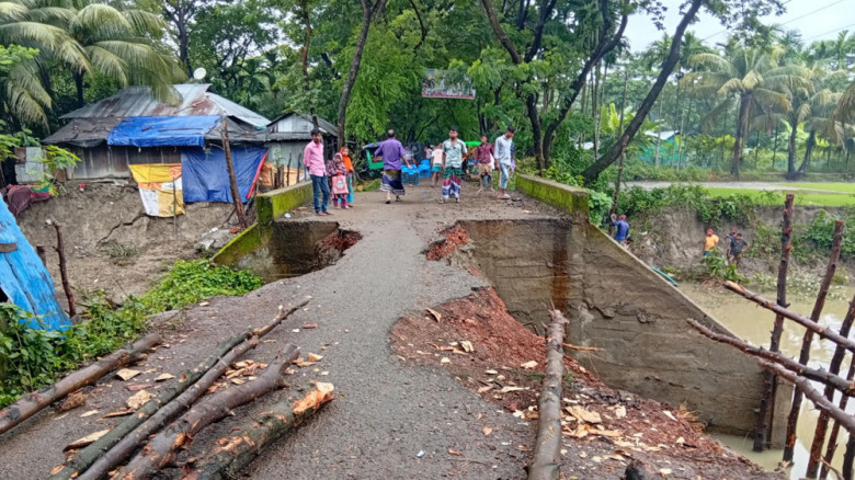 সংযোগ সড়ক ধসে এক সপ্তাহেও সংস্কার নেই, ভোগান্তিতে হাজারো মান