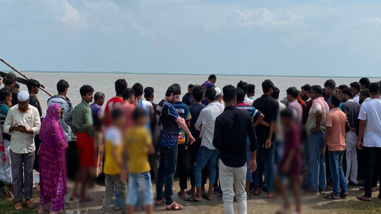 পদ্মায় নৌকাডুবি: নিখোঁজ বাবা ও ছেলের মরদেহ উদ্ধার