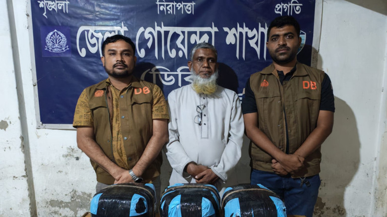 নোয়াখালীতে ১২ কেজি গাঁজাসহ গ্রেপ্তার ১