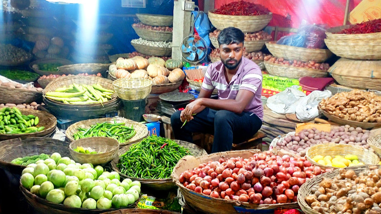 সবজির দামে আগুন, ৫০০ টাকায়ও ভরছে না বাজারের ব্যাগ