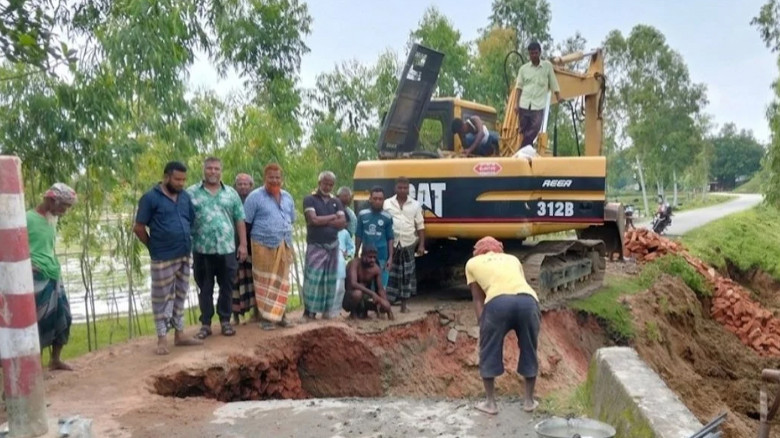 তারাগঞ্জে ধসে যাওয়া সড়ক চাঁদা তুলে সংস্কার করলেন গ্রামবাসী
