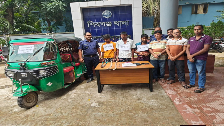 শিবগঞ্জে ডাকাতির প্রস্তুতিকালে ৩ ডাকাত গ্রেফতার, অস্ত্র ও সি