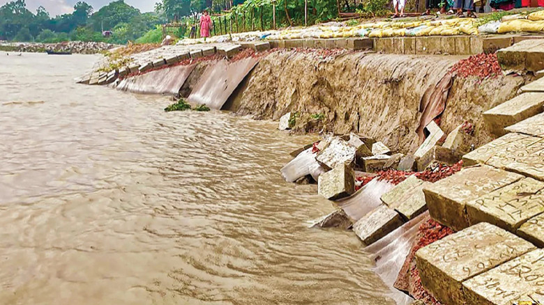 পদ্মার গতিপথ পরিবর্তনে ভাঙন আতঙ্কে নদীপারের মানুষ