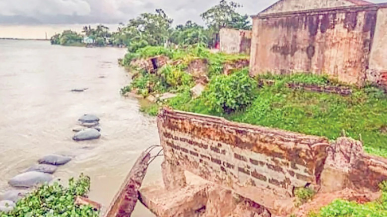 সরাইলে মেঘনার ভয়াবহ ভাঙন, বিলীন ঘরবাড়ি ও শিল্পকারখানা