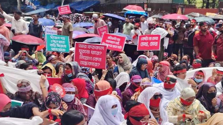 শাহবাগে প্রাথমিকের চূড়ান্ত সুপারিশপ্রাপ্ত শিক্ষকদের অবস্থান